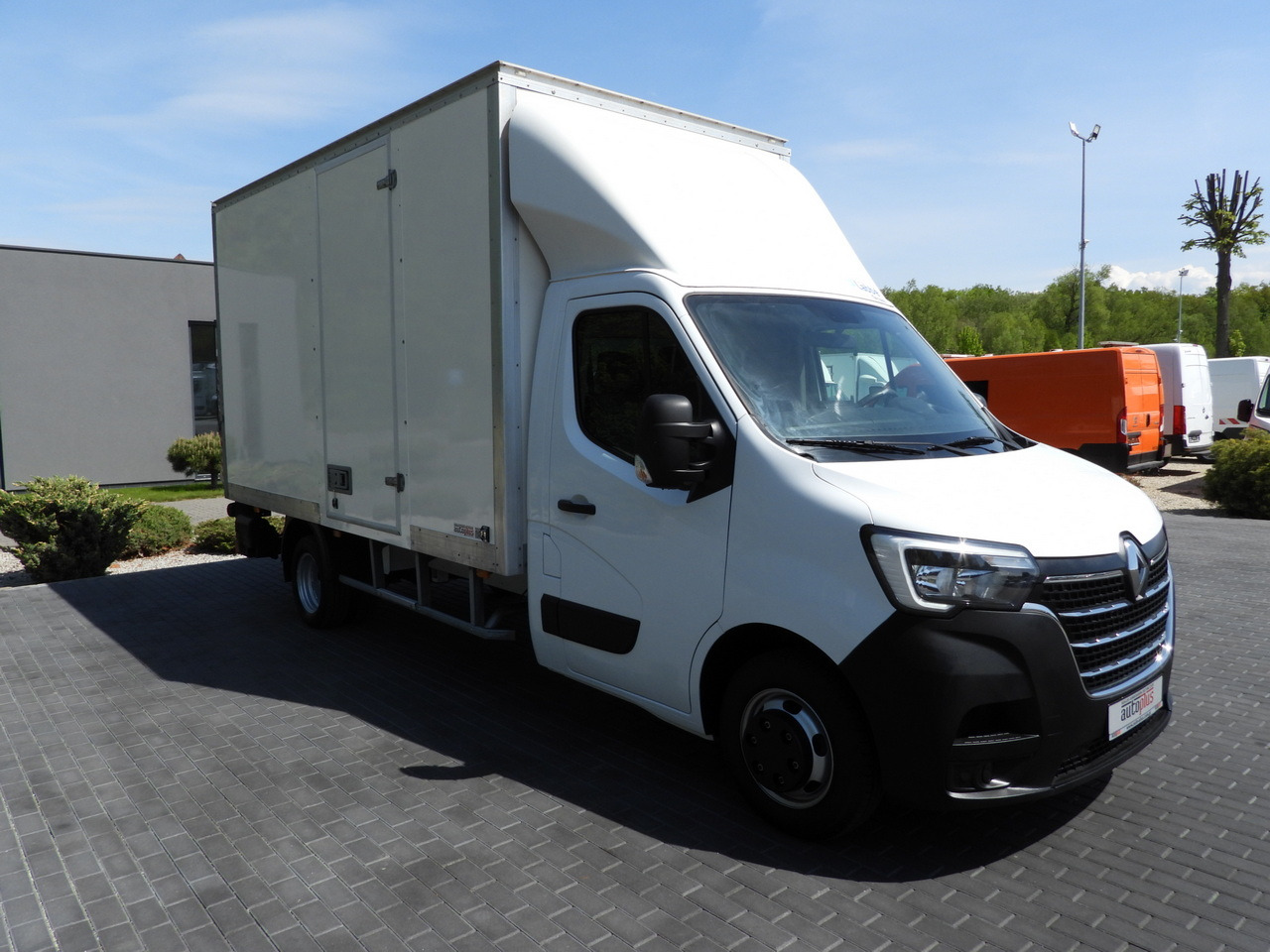 RENAULT MASTER BOX LIFT 8 PALLETS CRUISE CONTROL NAVIGATION LED LIGHTS TWIN WHEELS AIR CONDITIONING 145HP - Dostavno vozilo sa zatvorenim sandukom: slika 4 RENAULT MASTER BOX LIFT 8 PALLETS CRUISE CONTROL NAVIGATION LED LIGHTS TWIN WHEELS AIR CONDITIONING 145HP - Dostavno vozilo sa zatvorenim sandukom: slika 4