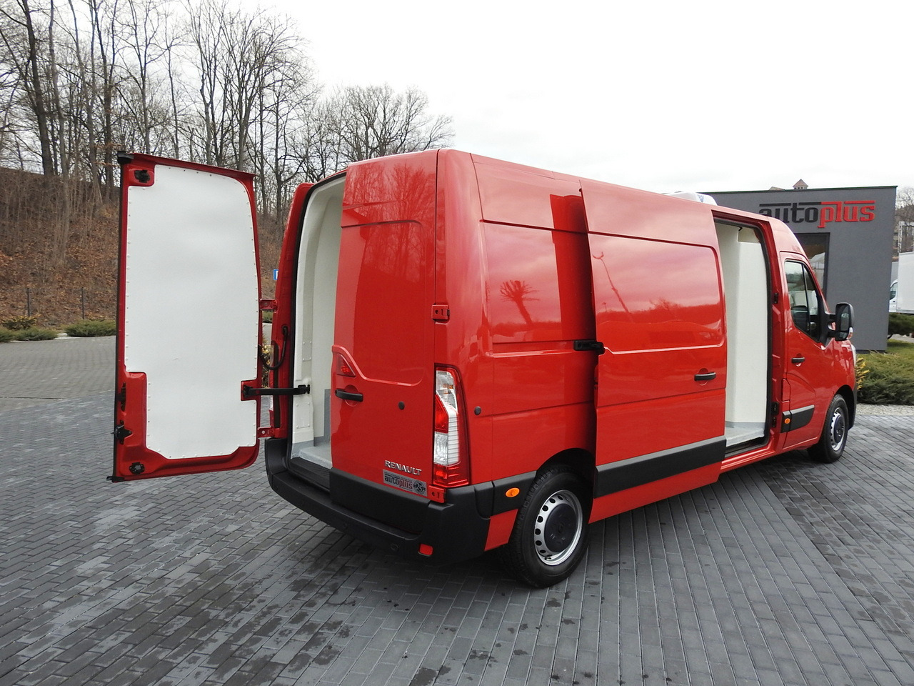RENAULT MASTER REFRIGERATOR VAN 1*C CRUISE CONTROL AIR CONDITIONING LED LIGHTS 135HP - Dostavno vozilo hladnjača: slika 3 RENAULT MASTER REFRIGERATOR VAN 1*C CRUISE CONTROL AIR CONDITIONING LED LIGHTS 135HP - Dostavno vozilo hladnjača: slika 3