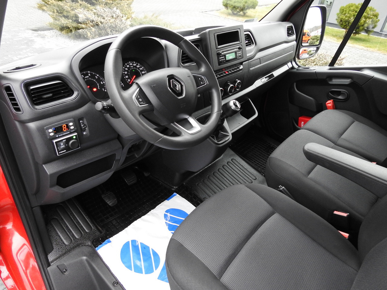 RENAULT MASTER REFRIGERATOR VAN 1*C CRUISE CONTROL AIR CONDITIONING LED LIGHTS 135HP - Dostavno vozilo hladnjača: slika 2 RENAULT MASTER REFRIGERATOR VAN 1*C CRUISE CONTROL AIR CONDITIONING LED LIGHTS 135HP - Dostavno vozilo hladnjača: slika 2