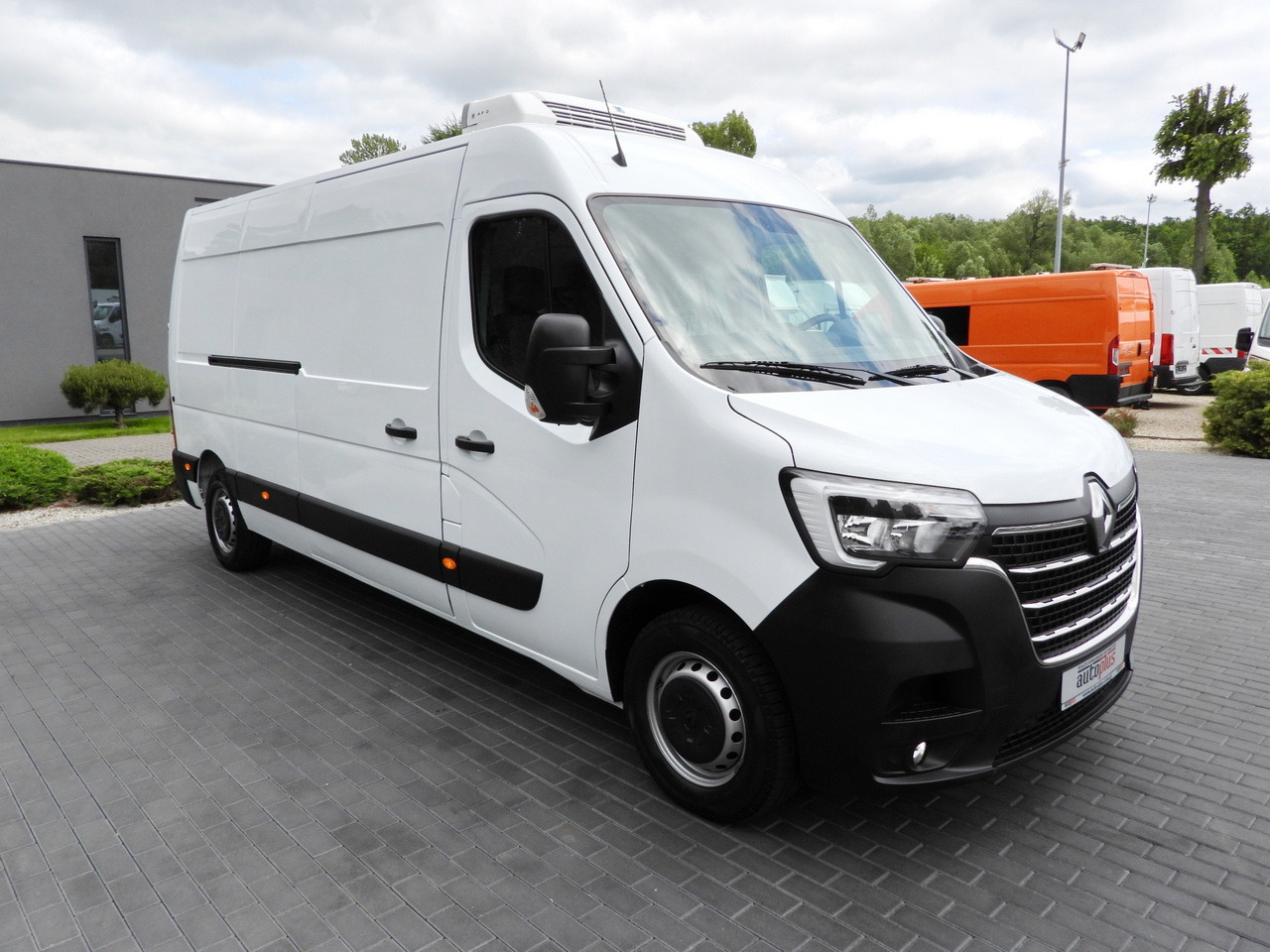 RENAULT MASTER REFRIGERATOR VAN -5*C CRUISE CONTROL NAVIGATION LED LIGHTS AIR CONDITIONING 135HP - Dostavno vozilo hladnjača: slika 4 RENAULT MASTER REFRIGERATOR VAN -5*C CRUISE CONTROL NAVIGATION LED LIGHTS AIR CONDITIONING 135HP - Dostavno vozilo hladnjača: slika 4