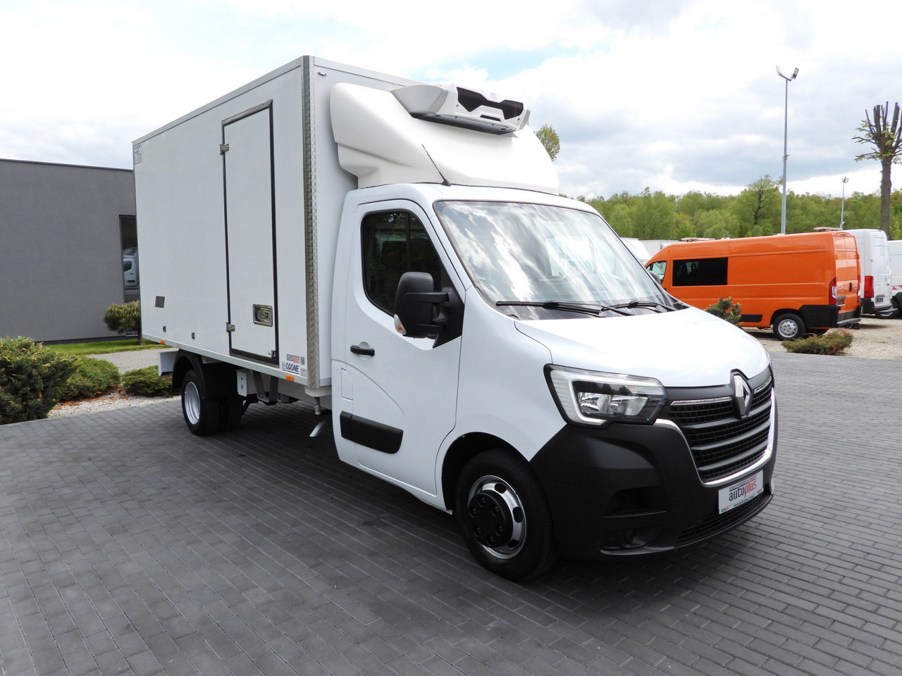 RENAULT MASTER REGRIGERATOR BOX -10*C CRUISE CONTROL LED LIGHTS TWIN WHEELS AIR CONDITIONING 145HP - Dostavno vozilo hladnjača: slika 4 RENAULT MASTER REGRIGERATOR BOX -10*C CRUISE CONTROL LED LIGHTS TWIN WHEELS AIR CONDITIONING 145HP - Dostavno vozilo hladnjača: slika 4