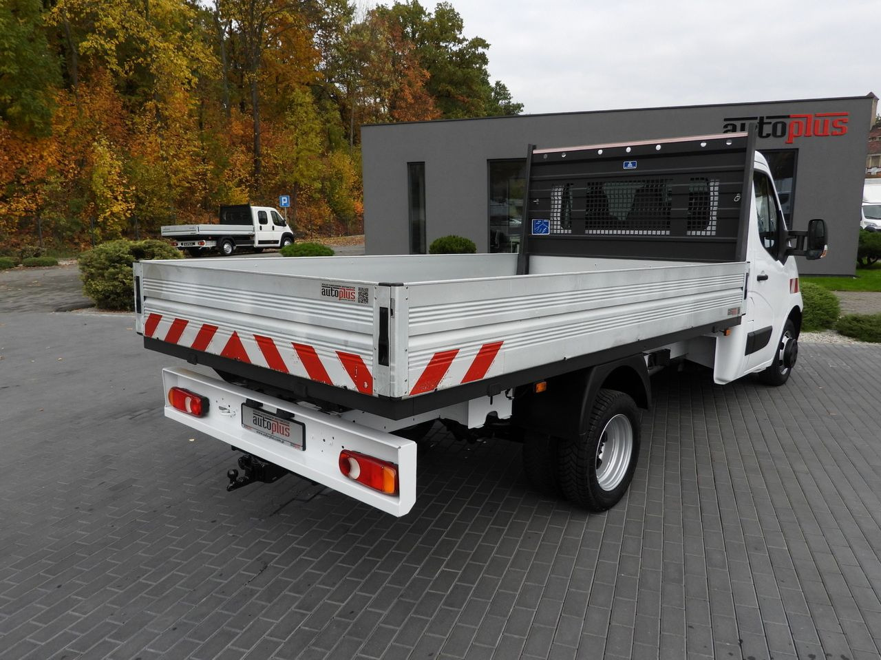 RENAULT MASTER STAKE BODY CRUISE CONTROL NAVIGATION TWIN WHEELS AIR CONDITIONING 130HP - Dostavno vozilo s ravnom platformom: slika 3 RENAULT MASTER STAKE BODY CRUISE CONTROL NAVIGATION TWIN WHEELS AIR CONDITIONING 130HP - Dostavno vozilo s ravnom platformom: slika 3