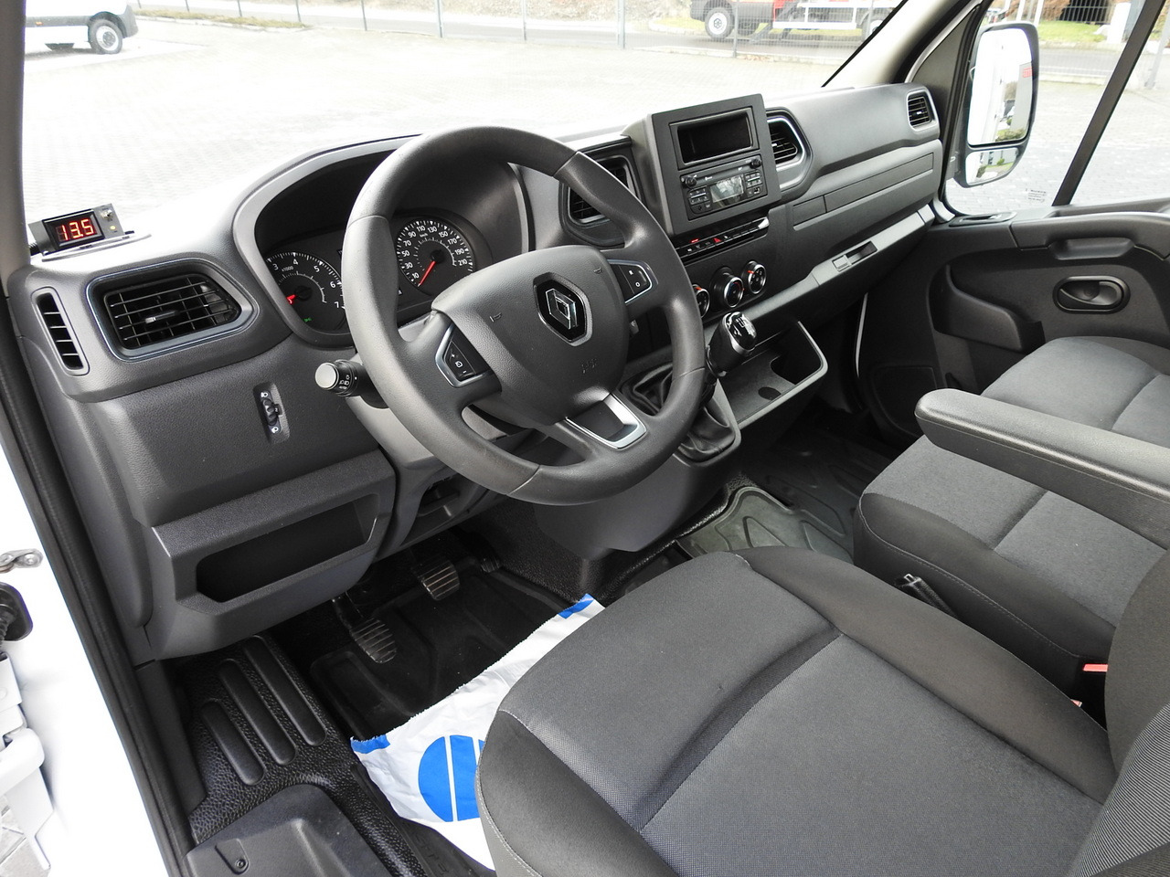 RENAULT MASTER TARPAULIN 10 PALLETS WEBASTO CRUISE CONTROL AIR CONDITIONING LED LIGHTS PNEUMATICS 165HP - Dostavno vozilo sa ceradom: slika 2 RENAULT MASTER TARPAULIN 10 PALLETS WEBASTO CRUISE CONTROL AIR CONDITIONING LED LIGHTS PNEUMATICS 165HP - Dostavno vozilo sa ceradom: slika 2