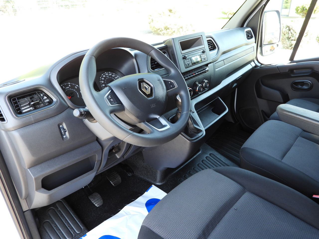 RENAULT MASTER TARPAULIN 10 PALLETS WEBASTO CRUISE CONTROL LED LIGHTS AIR CONDITIONING 165HP - Dostavno vozilo sa ceradom: slika 2 RENAULT MASTER TARPAULIN 10 PALLETS WEBASTO CRUISE CONTROL LED LIGHTS AIR CONDITIONING 165HP - Dostavno vozilo sa ceradom: slika 2