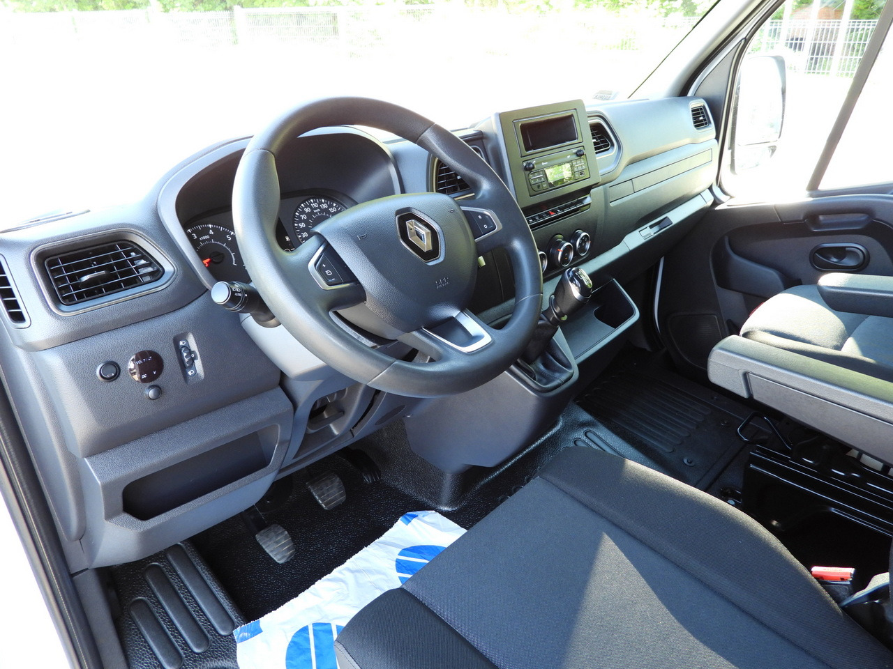 RENAULT MASTER TARPAULIN 10 PALLETS WEBASTO CRUISE CONTROL LED LIGHTS PNEUMATICS AIR CONDITIONING 165HP - Dostavno vozilo sa ceradom: slika 2 RENAULT MASTER TARPAULIN 10 PALLETS WEBASTO CRUISE CONTROL LED LIGHTS PNEUMATICS AIR CONDITIONING 165HP - Dostavno vozilo sa ceradom: slika 2