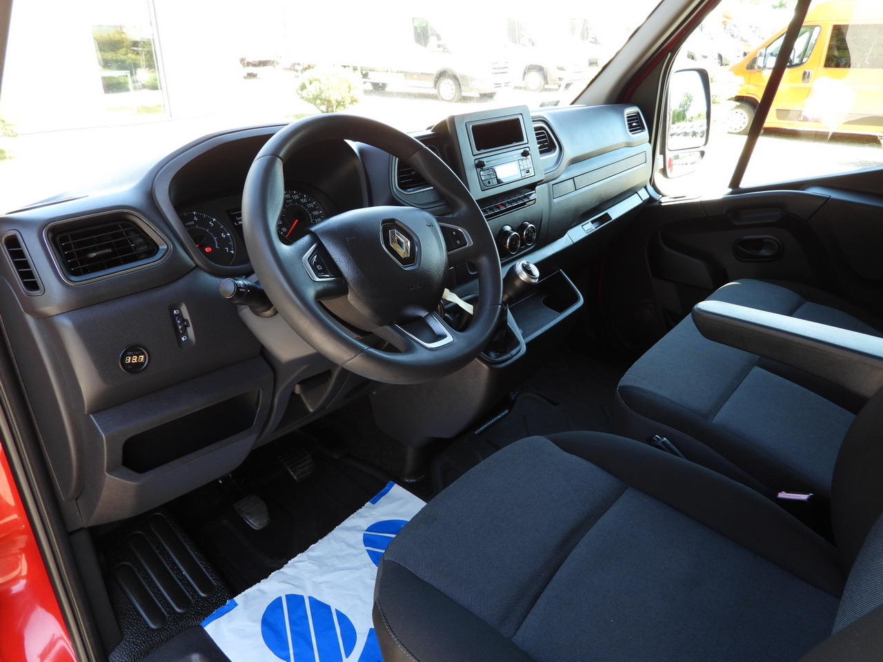 RENAULT MASTER TARPAULIN WEBASTO CRUISE CONTROL LED LIGHTS PNEUMATICS AIR CONDITIONING  165HP - Dostavno vozilo sa ceradom: slika 2 RENAULT MASTER TARPAULIN WEBASTO CRUISE CONTROL LED LIGHTS PNEUMATICS AIR CONDITIONING  165HP - Dostavno vozilo sa ceradom: slika 2