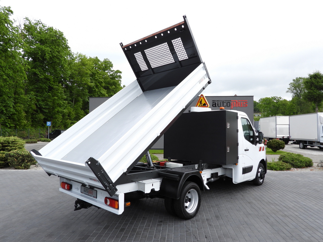 RENAULT MASTER TIPPER CRUISE CONTROL LED LIGHTS TWIN WHEELS AIR CONDITIONING 130HP - Dostavno vozilo kiper: slika 3 RENAULT MASTER TIPPER CRUISE CONTROL LED LIGHTS TWIN WHEELS AIR CONDITIONING 130HP - Dostavno vozilo kiper: slika 3