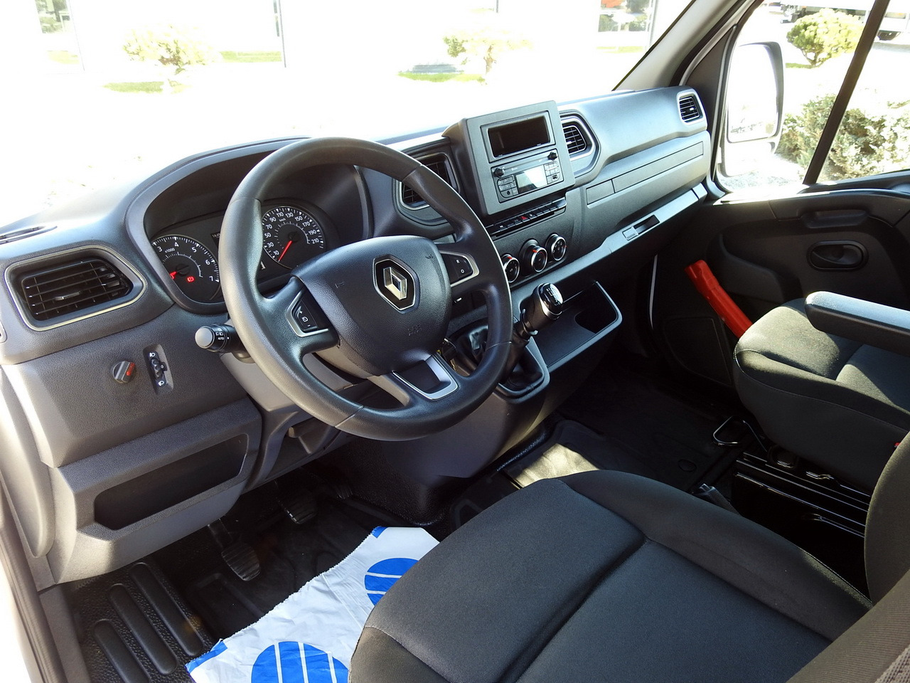 RENAULT MASTER TIPPER DOUBLE CABIN DOKA 6 SEATS CRUISE CONTROL AIR CONDITIONING LED LIGHTS TWIN WHEELS 130HP - Dostavno vozilo kiper: slika 2 RENAULT MASTER TIPPER DOUBLE CABIN DOKA 6 SEATS CRUISE CONTROL AIR CONDITIONING LED LIGHTS TWIN WHEELS 130HP - Dostavno vozilo kiper: slika 2