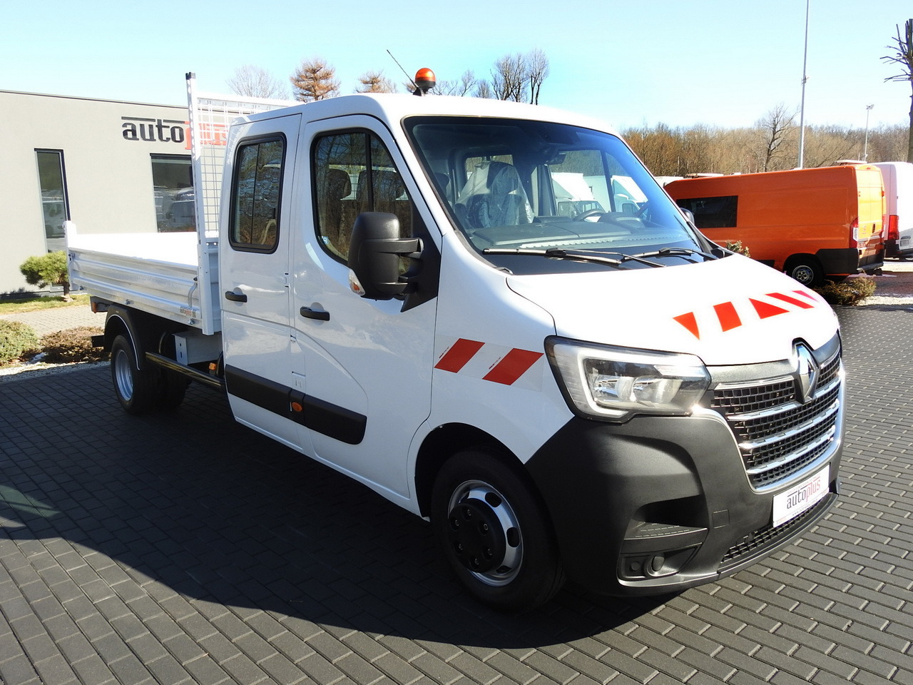 RENAULT MASTER TIPPER DOUBLE CABIN DOKA 6 SEATS CRUISE CONTROL AIR CONDITIONING LED LIGHTS TWIN WHEELS 130HP - Dostavno vozilo kiper: slika 4 RENAULT MASTER TIPPER DOUBLE CABIN DOKA 6 SEATS CRUISE CONTROL AIR CONDITIONING LED LIGHTS TWIN WHEELS 130HP - Dostavno vozilo kiper: slika 4