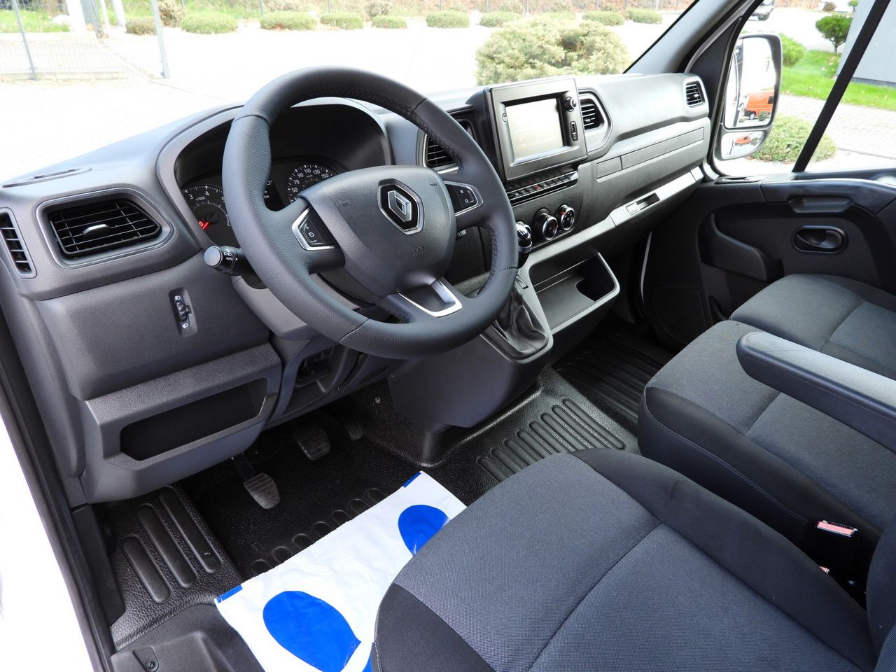 RENAULT MASTER TIPPER DOUBLE CABIN DOKA 7 SEATS CRUISE CONTROL NAVIGATION LED LIGHTS AIR CONDITIONING  145HP - Dostavno vozilo kiper: slika 2 RENAULT MASTER TIPPER DOUBLE CABIN DOKA 7 SEATS CRUISE CONTROL NAVIGATION LED LIGHTS AIR CONDITIONING  145HP - Dostavno vozilo kiper: slika 2