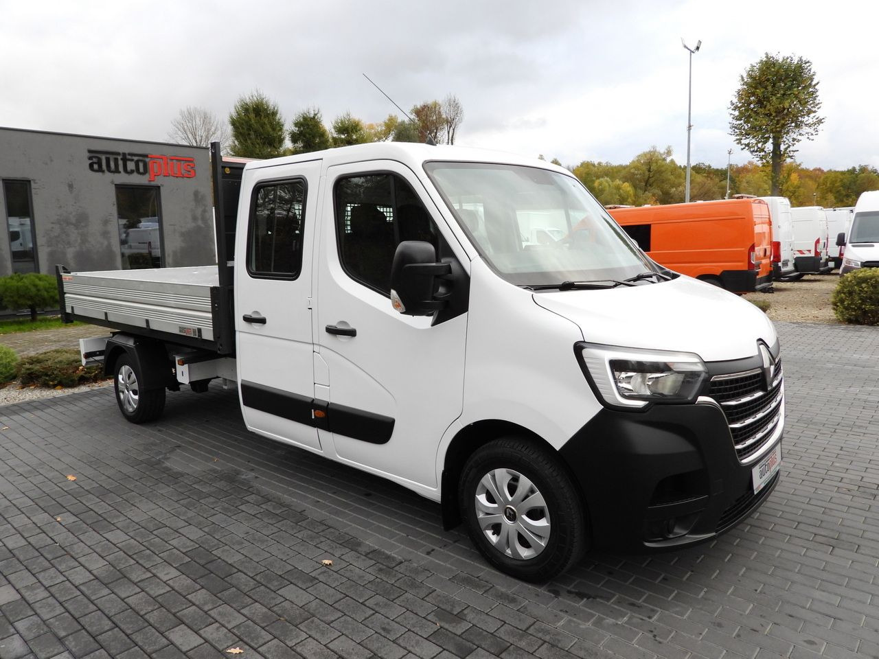 RENAULT MASTER TIPPER DOUBLE CABIN DOKA 7 SEATS CRUISE CONTROL NAVIGATION LED LIGHTS AIR CONDITIONING  145HP - Dostavno vozilo kiper: slika 4 RENAULT MASTER TIPPER DOUBLE CABIN DOKA 7 SEATS CRUISE CONTROL NAVIGATION LED LIGHTS AIR CONDITIONING  145HP - Dostavno vozilo kiper: slika 4