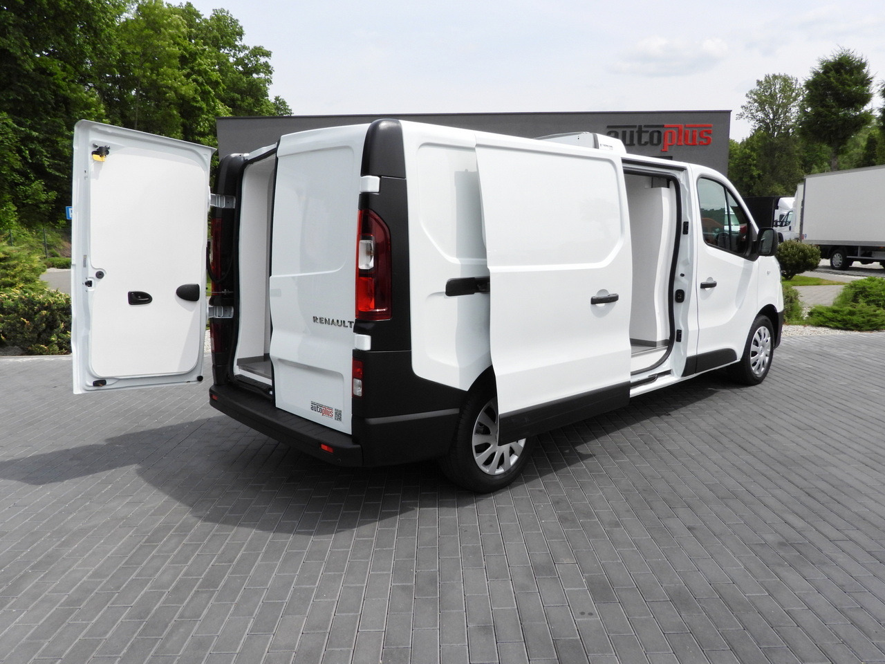 RENAULT TRAFIC REFRIGERATOR VAN 0*C CRUISE CONTROL LED LIGHTS AIR CONDITIONING 120HP - Dostavno vozilo hladnjača: slika 3 RENAULT TRAFIC REFRIGERATOR VAN 0*C CRUISE CONTROL LED LIGHTS AIR CONDITIONING 120HP - Dostavno vozilo hladnjača: slika 3