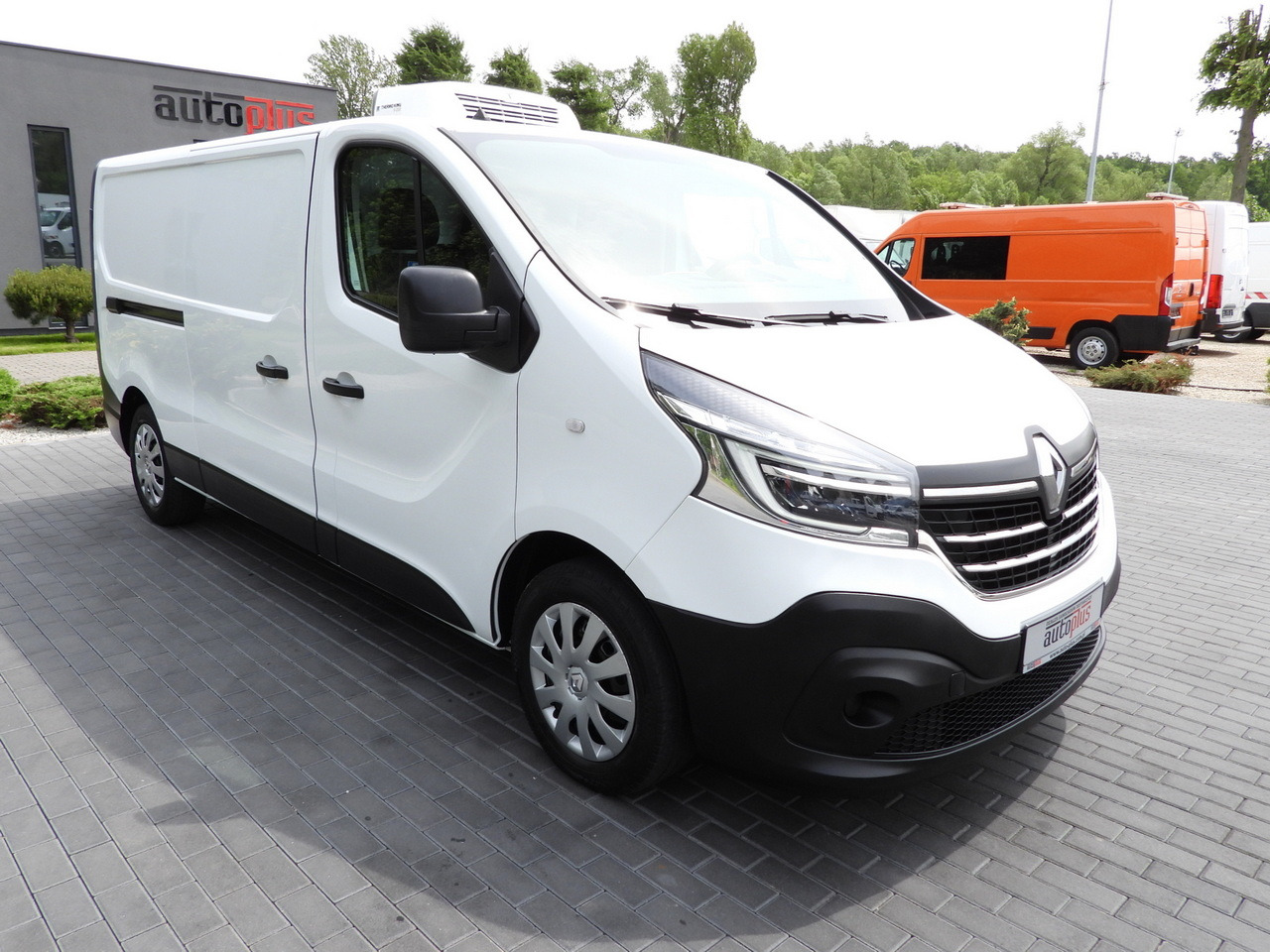 RENAULT TRAFIC REFRIGERATOR VAN 0*C CRUISE CONTROL LED LIGHTS AIR CONDITIONING 120HP - Dostavno vozilo hladnjača: slika 4 RENAULT TRAFIC REFRIGERATOR VAN 0*C CRUISE CONTROL LED LIGHTS AIR CONDITIONING 120HP - Dostavno vozilo hladnjača: slika 4