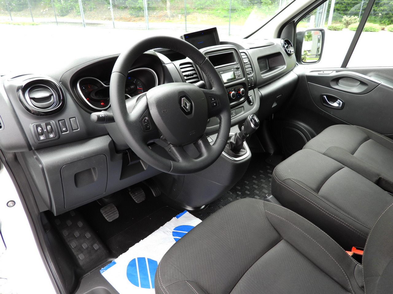 RENAULT TRAFIC REFRIGERATOR VAN -5*C POWER SUPPLY 230V CRUISE CONTROL LED LIGHTS AIR CONDITIONING 120HP - Dostavno vozilo hladnjača: slika 2 RENAULT TRAFIC REFRIGERATOR VAN -5*C POWER SUPPLY 230V CRUISE CONTROL LED LIGHTS AIR CONDITIONING 120HP - Dostavno vozilo hladnjača: slika 2