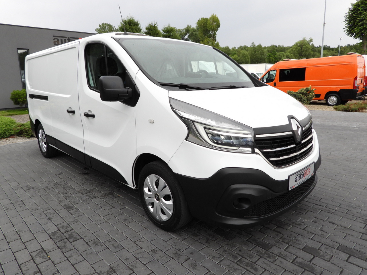 RENAULT TRAFIC REFRIGERATOR VAN -5*C POWER SUPPLY 230V CRUISE CONTROL LED LIGHTS AIR CONDITIONING 120HP - Dostavno vozilo hladnjača: slika 4 RENAULT TRAFIC REFRIGERATOR VAN -5*C POWER SUPPLY 230V CRUISE CONTROL LED LIGHTS AIR CONDITIONING 120HP - Dostavno vozilo hladnjača: slika 4