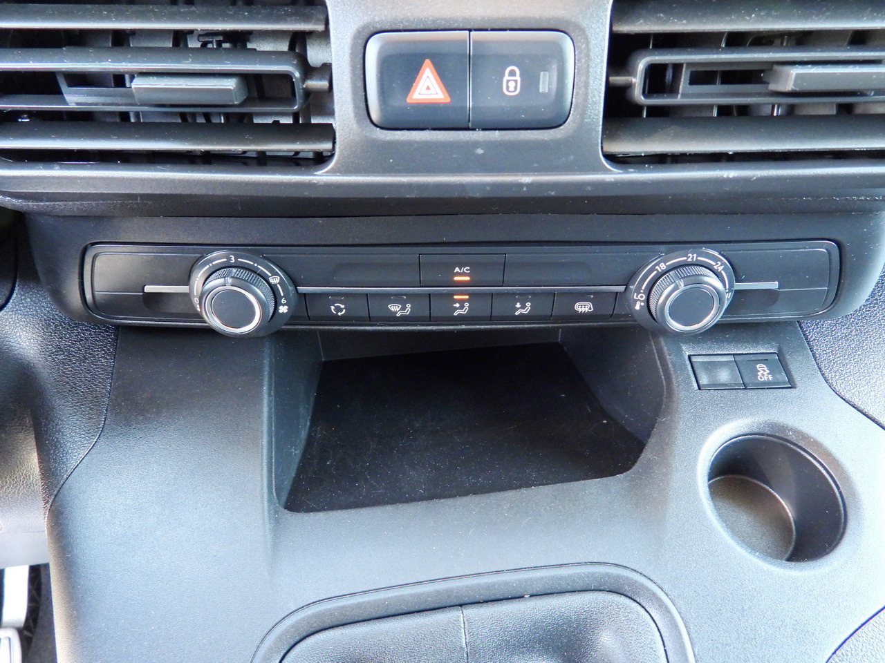 Lizing TOYOTA PROACE CITY  REFRIGERATOR VAN -15*C POWER SUPPLY 230V CRUISE CONTROL AIR CONDITIONING  100HP TOYOTA PROACE CITY  REFRIGERATOR VAN -15*C POWER SUPPLY 230V CRUISE CONTROL AIR CONDITIONING  100HP: slika 36
