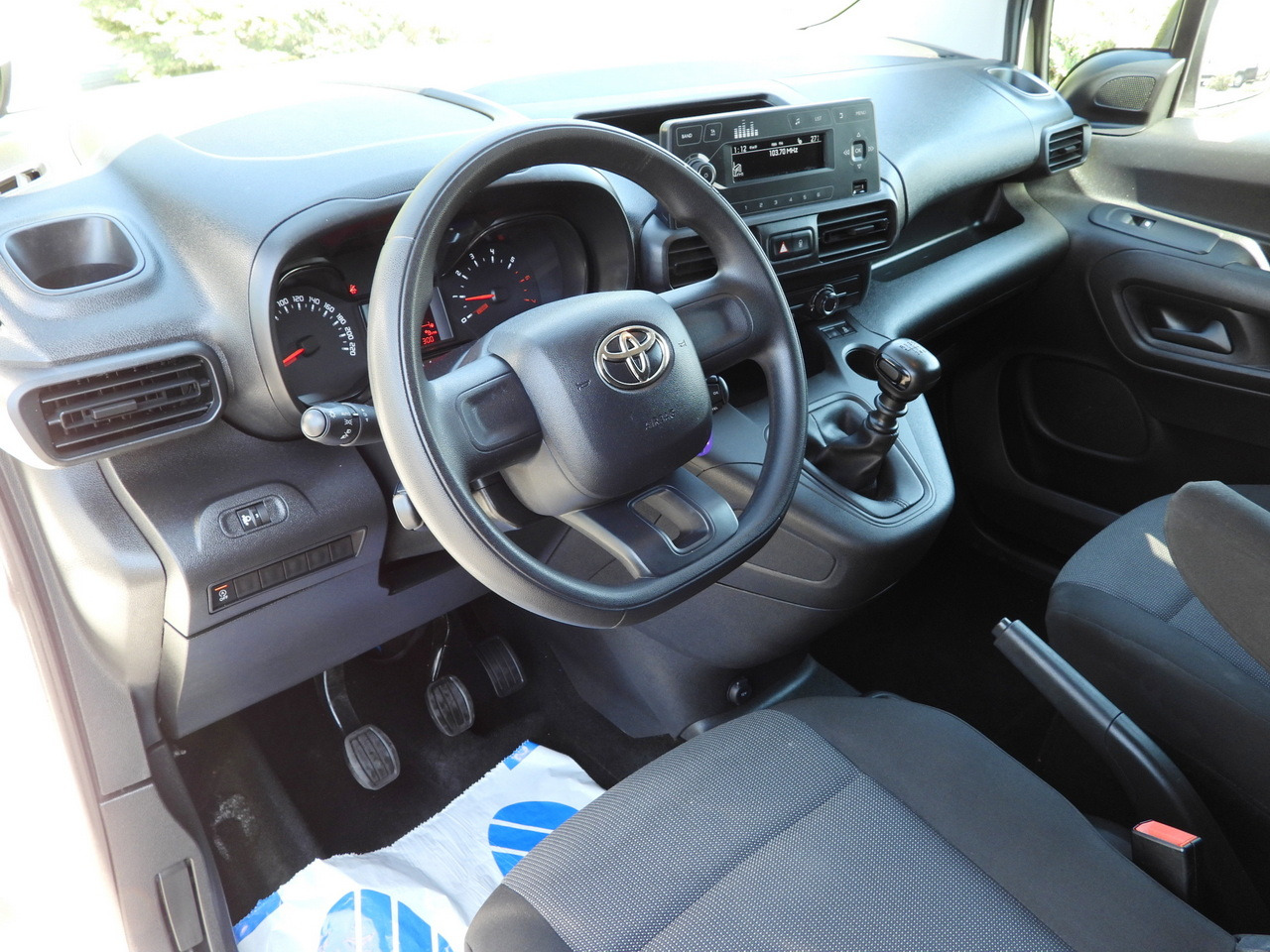 TOYOTA PROACE CITY REFRIGERATOR VAN -15*C POWER SUPPLY 230V CRUISE CONTROL AIR CONDITIONING 100HP - Dostavno vozilo hladnjača: slika 2 TOYOTA PROACE CITY REFRIGERATOR VAN -15*C POWER SUPPLY 230V CRUISE CONTROL AIR CONDITIONING 100HP - Dostavno vozilo hladnjača: slika 2