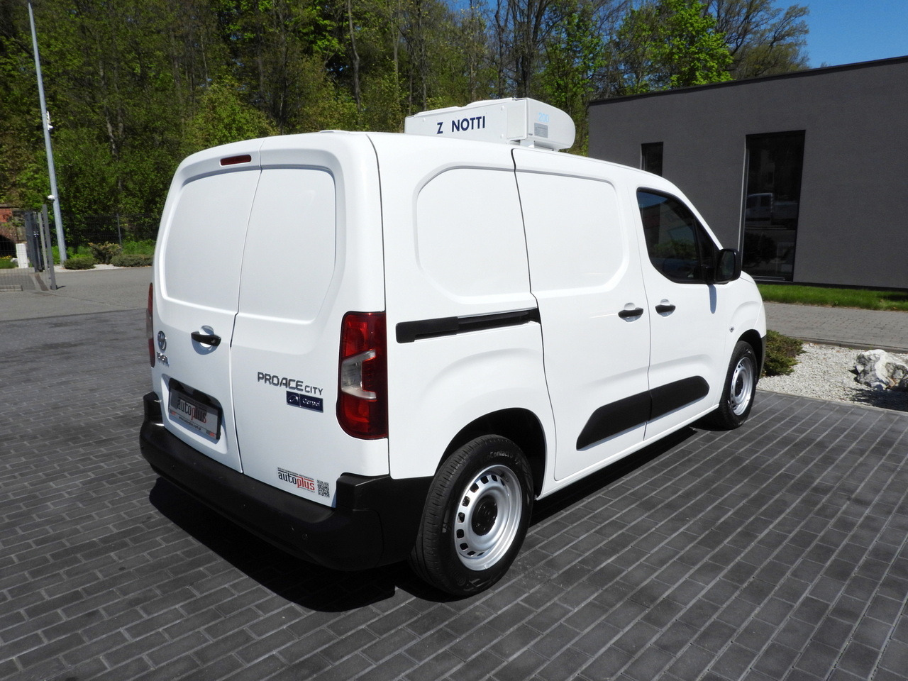 Lizing TOYOTA PROACE CITY  REFRIGERATOR VAN -15*C POWER SUPPLY 230V CRUISE CONTROL AIR CONDITIONING  100HP TOYOTA PROACE CITY  REFRIGERATOR VAN -15*C POWER SUPPLY 230V CRUISE CONTROL AIR CONDITIONING  100HP: slika 16