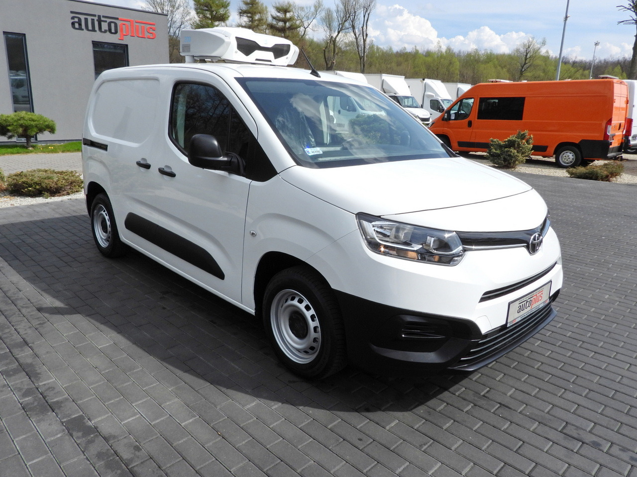 TOYOTA PROACE CITY REFRIGERATOR VAN -15*C POWER SUPPLY 230V CRUISE CONTROL AIR CONDITIONING 100HP - Dostavno vozilo hladnjača: slika 4 TOYOTA PROACE CITY REFRIGERATOR VAN -15*C POWER SUPPLY 230V CRUISE CONTROL AIR CONDITIONING 100HP - Dostavno vozilo hladnjača: slika 4