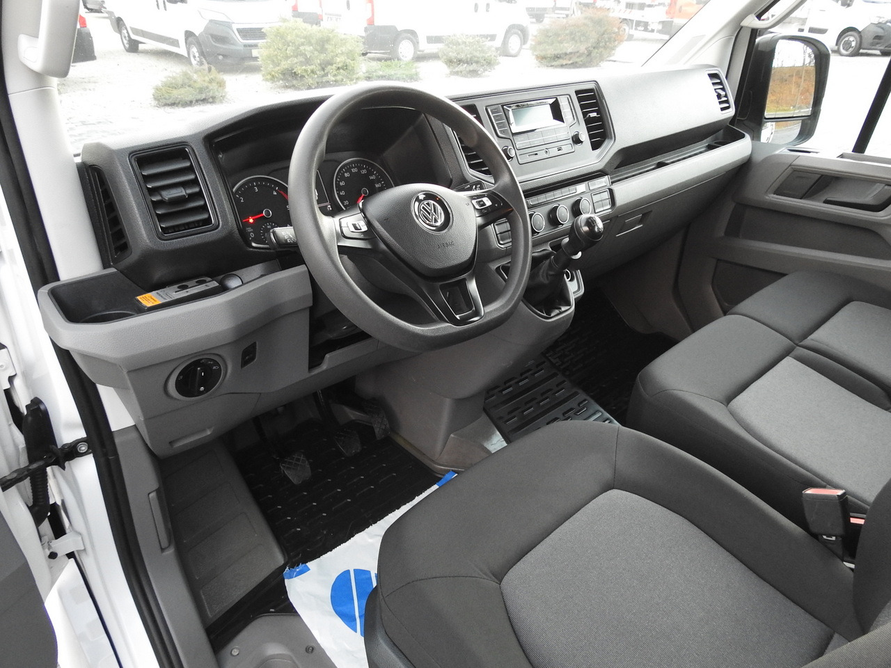 VOLKSWAGEN CRAFTER 4X4 4MOTION BOX DELIVERY VAN 7 SEATS AIR CONDITIONING 140HP - Furgon: slika 2 VOLKSWAGEN CRAFTER 4X4 4MOTION BOX DELIVERY VAN 7 SEATS AIR CONDITIONING 140HP - Furgon: slika 2