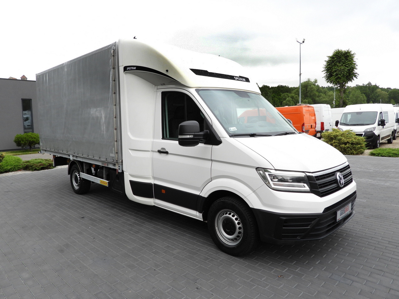 VOLKSWAGEN CRAFTER TARPAULIN 8 PALLETS WEBASTO CRUISE CONTROL LED LIGHTS AIR CONDITIONING 180HP - Dostavno vozilo sa ceradom: slika 4 VOLKSWAGEN CRAFTER TARPAULIN 8 PALLETS WEBASTO CRUISE CONTROL LED LIGHTS AIR CONDITIONING 180HP - Dostavno vozilo sa ceradom: slika 4