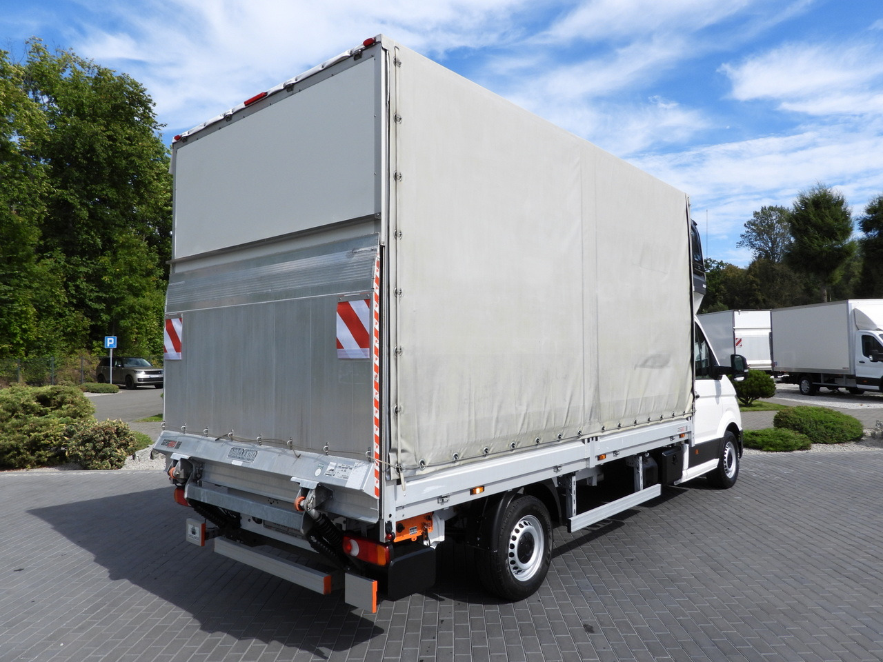 VOLKSWAGEN CRAFTER TARPAULIN LIFT 8 PALLETS WEBASTO CRUISE CONTROL LED LIGHTS AIR CONDITIONING 180HP - Dostavno vozilo sa ceradom: slika 3 VOLKSWAGEN CRAFTER TARPAULIN LIFT 8 PALLETS WEBASTO CRUISE CONTROL LED LIGHTS AIR CONDITIONING 180HP - Dostavno vozilo sa ceradom: slika 3