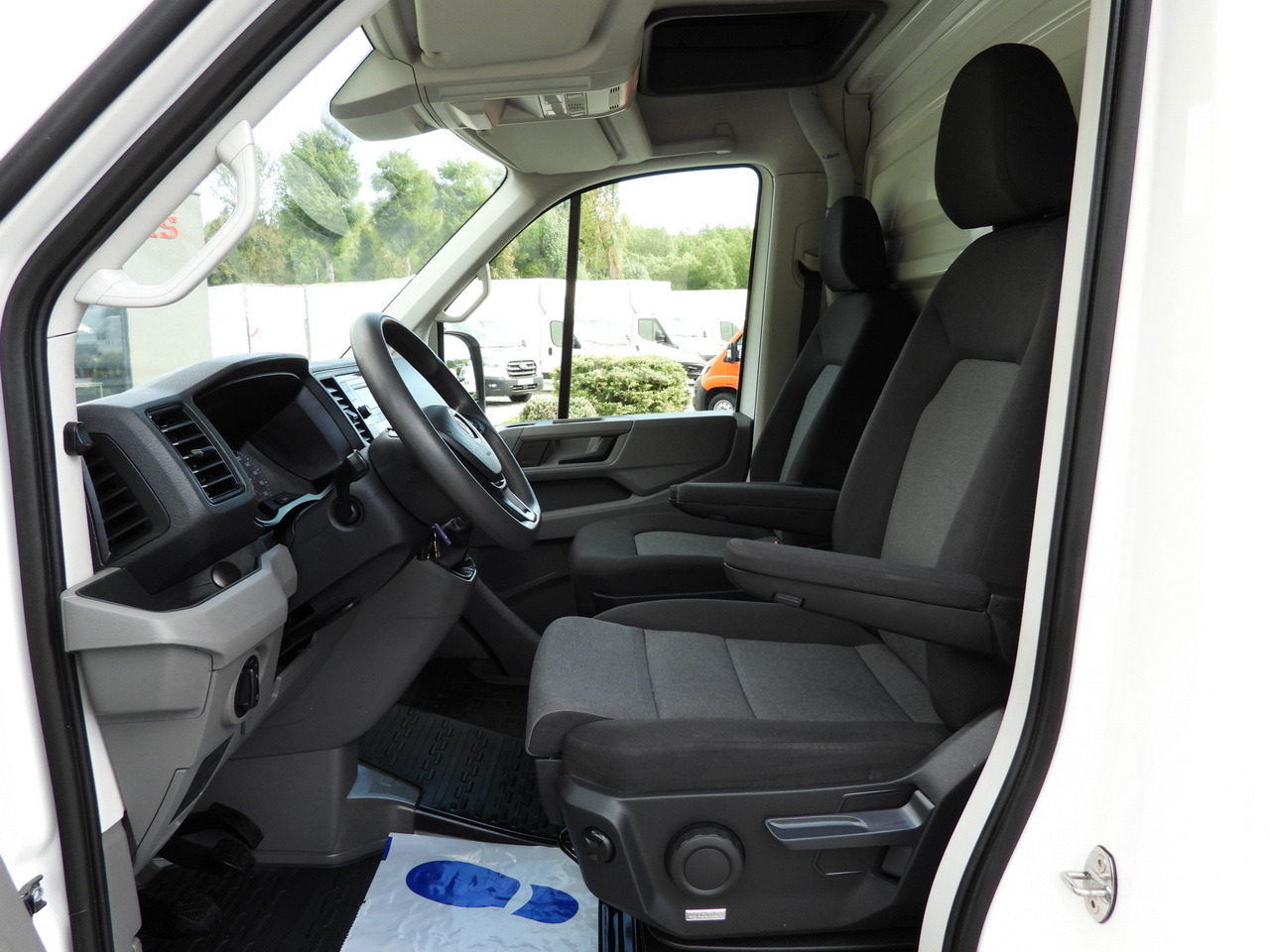 Lizing VOLKSWAGEN CRAFTER TARPAULIN LIFT 8 PALLETS WEBASTO CRUISE CONTROL LED LIGHTS AIR CONDITIONING  180HP VOLKSWAGEN CRAFTER TARPAULIN LIFT 8 PALLETS WEBASTO CRUISE CONTROL LED LIGHTS AIR CONDITIONING  180HP: slika 29