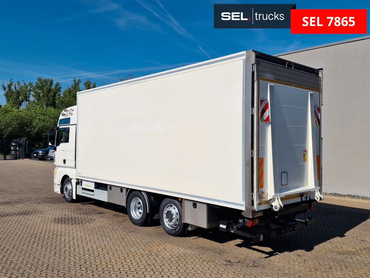 MAN TGX 24.400 6X2-2 LL-U / Intarder / Ldbw / Konvek - Kamion sa zatvorenim sandukom: slika 1 MAN TGX 24.400 6X2-2 LL-U / Intarder / Ldbw / Konvek - Kamion sa zatvorenim sandukom: slika 1