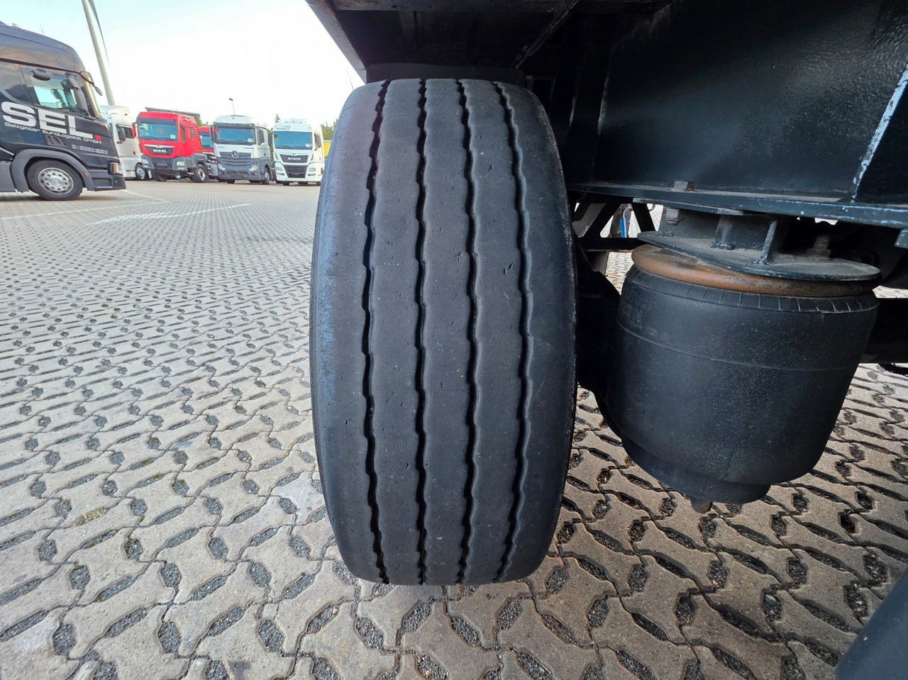 Kamion za prevoz boca Mercedes-Benz Antos 2543 / Ldbw / Lenkachse / Liftachse: slika 46 Kamion za prevoz boca Mercedes-Benz Antos 2543 / Ldbw / Lenkachse / Liftachse: slika 46