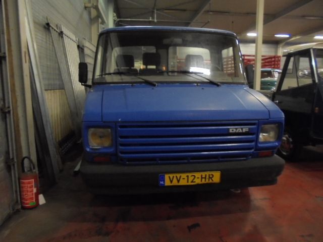 DAF 400 400 - Kamion sa tovarnim sandukom: slika 2 DAF 400 400 - Kamion sa tovarnim sandukom: slika 2