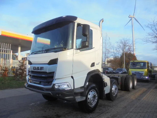DAF XDC 450 8X4 DEMO UNUSED RHD - Kamion sa golom šasijom i zatvorenom kabinom: slika 1 DAF XDC 450 8X4 DEMO UNUSED RHD - Kamion sa golom šasijom i zatvorenom kabinom: slika 1