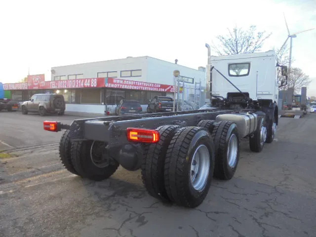 DAF XDC 450 8X4 DEMO UNUSED RHD - Kamion sa golom šasijom i zatvorenom kabinom: slika 4 DAF XDC 450 8X4 DEMO UNUSED RHD - Kamion sa golom šasijom i zatvorenom kabinom: slika 4