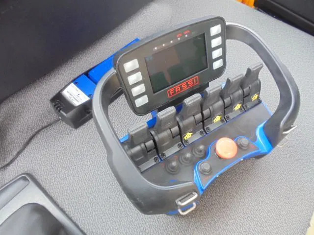 Novu Kamion sa tovarnim sandukom, Kamion sa dizalicom Renault 320 6X4 + FASSI F245 DEMO UNUSED NL TRUCK: slika 20