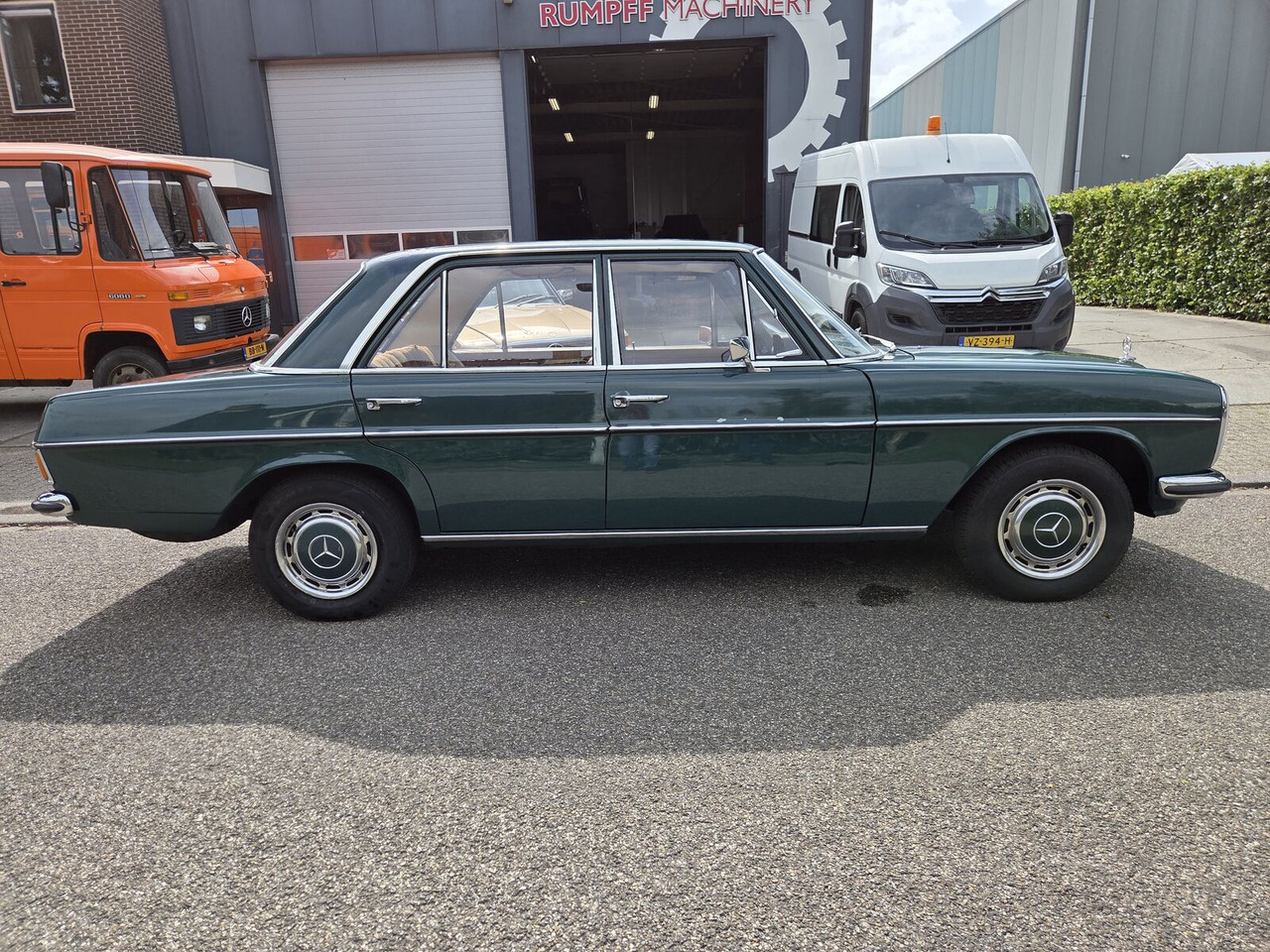 Mercedes-Benz 220 (W115) auto - Automobil: slika 4 Mercedes-Benz 220 (W115) auto - Automobil: slika 4