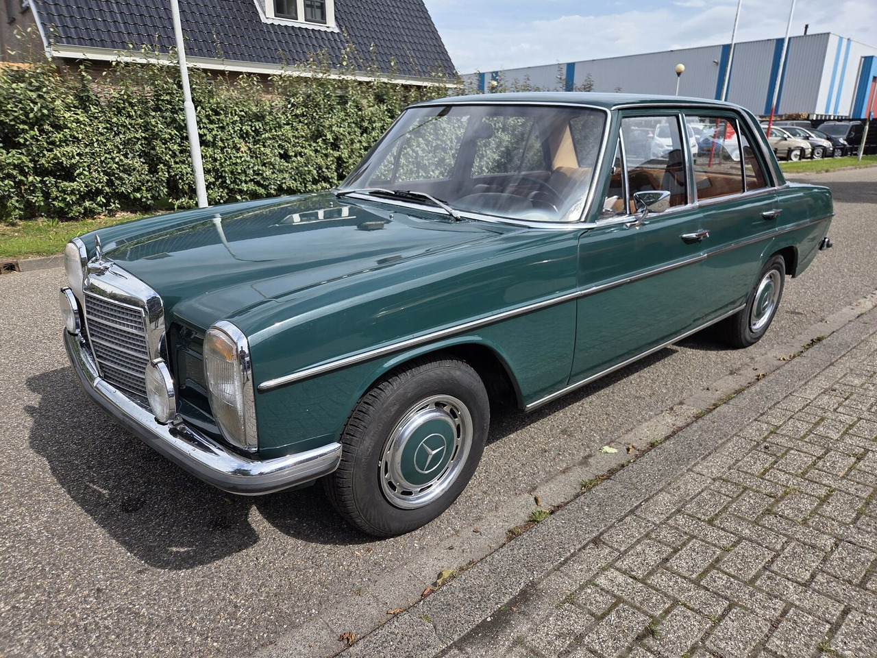 Mercedes-Benz 220 (W115) auto - Automobil: slika 1 Mercedes-Benz 220 (W115) auto - Automobil: slika 1