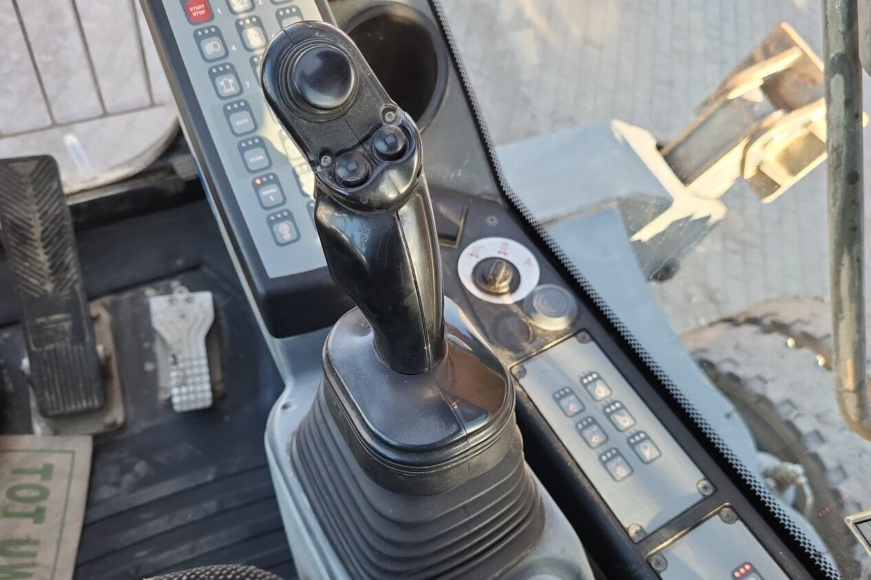 Lizing LIEBHERR LH30M LIEBHERR LH30M: slika 33 Lizing LIEBHERR LH30M LIEBHERR LH30M: slika 33