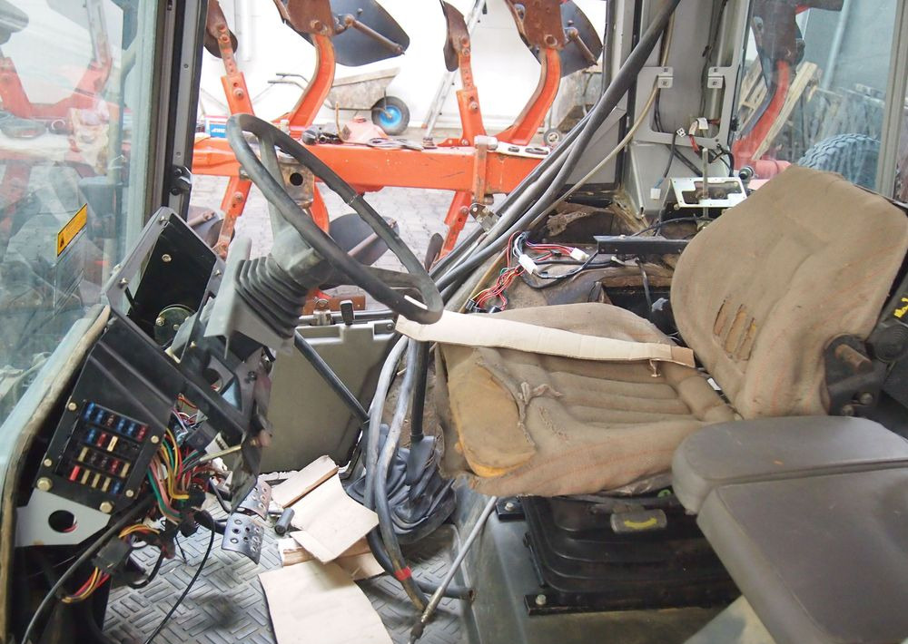 Części do Ciągnika Massey Ferguson MF 3050, 3060, 3070, 3080, 3090 Kabina do Massey Ferguson serii 30.. , 31.. , 36.. - Kabina za Poljoprivredna mašina: slika 4 Części do Ciągnika Massey Ferguson MF 3050, 3060, 3070, 3080, 3090 Kabina do Massey Ferguson serii 30.. , 31.. , 36.. - Kabina za Poljoprivredna mašina: slika 4