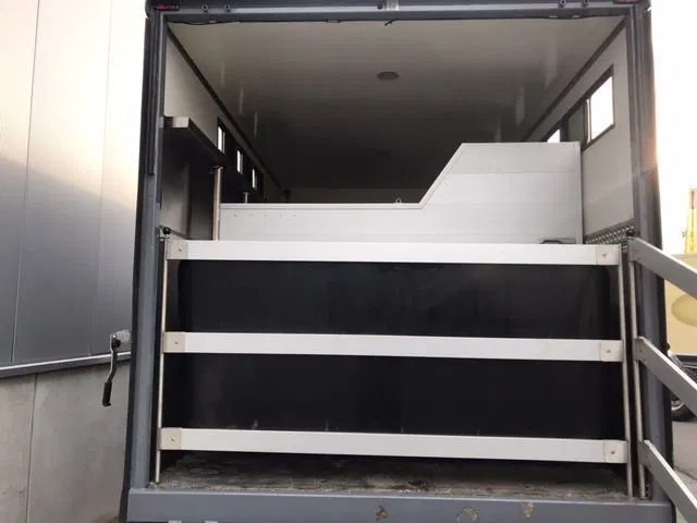 Mercedes-Benz Atego 1018 *Cruise control*Airco*Achteruitrijcamera*elektrische ruiten - Kamion za prevoz konja: slika 4 Mercedes-Benz Atego 1018 *Cruise control*Airco*Achteruitrijcamera*elektrische ruiten - Kamion za prevoz konja: slika 4