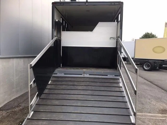 Mercedes-Benz Atego 1018 *Cruise control*Airco*Achteruitrijcamera*elektrische ruiten - Kamion za prevoz konja: slika 3 Mercedes-Benz Atego 1018 *Cruise control*Airco*Achteruitrijcamera*elektrische ruiten - Kamion za prevoz konja: slika 3