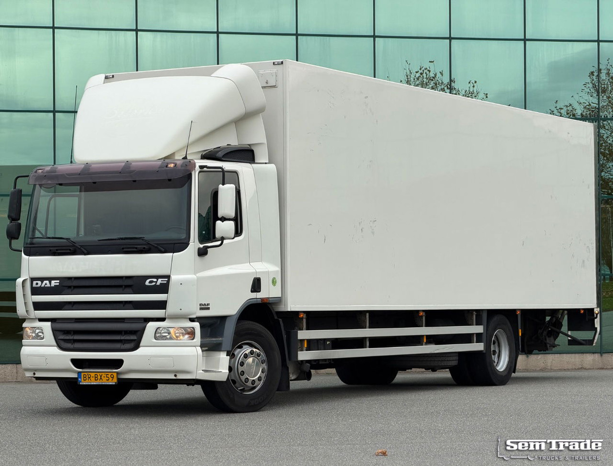 DAF CF 75.250 Euro 3 Manual Gearbox VAN Beurden Isolated BOX Tail Lift Super Condition NL-Truck - Kamion sa zatvorenim sandukom: slika 1 DAF CF 75.250 Euro 3 Manual Gearbox VAN Beurden Isolated BOX Tail Lift Super Condition NL-Truck - Kamion sa zatvorenim sandukom: slika 1