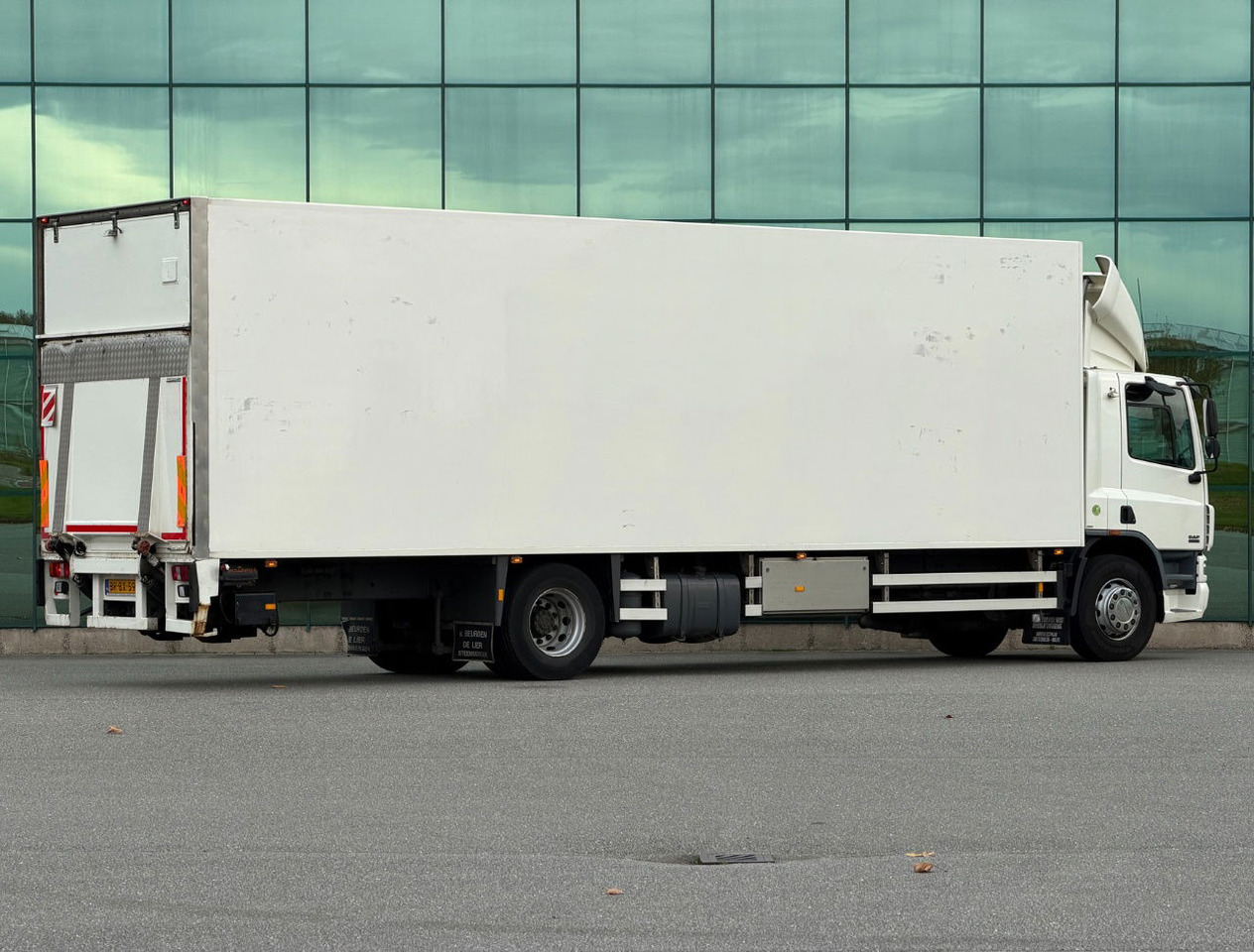 DAF CF 75.250 Euro 3 Manual Gearbox VAN Beurden Isolated BOX Tail Lift Super Condition NL-Truck - Kamion sa zatvorenim sandukom: slika 4 DAF CF 75.250 Euro 3 Manual Gearbox VAN Beurden Isolated BOX Tail Lift Super Condition NL-Truck - Kamion sa zatvorenim sandukom: slika 4