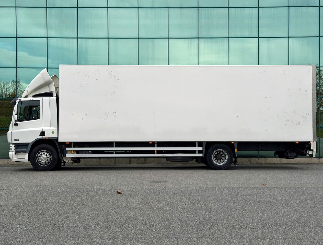 DAF CF 75.250 Euro 3 Manual Gearbox VAN Beurden Isolated BOX Tail Lift Super Condition NL-Truck - Kamion sa zatvorenim sandukom: slika 2 DAF CF 75.250 Euro 3 Manual Gearbox VAN Beurden Isolated BOX Tail Lift Super Condition NL-Truck - Kamion sa zatvorenim sandukom: slika 2