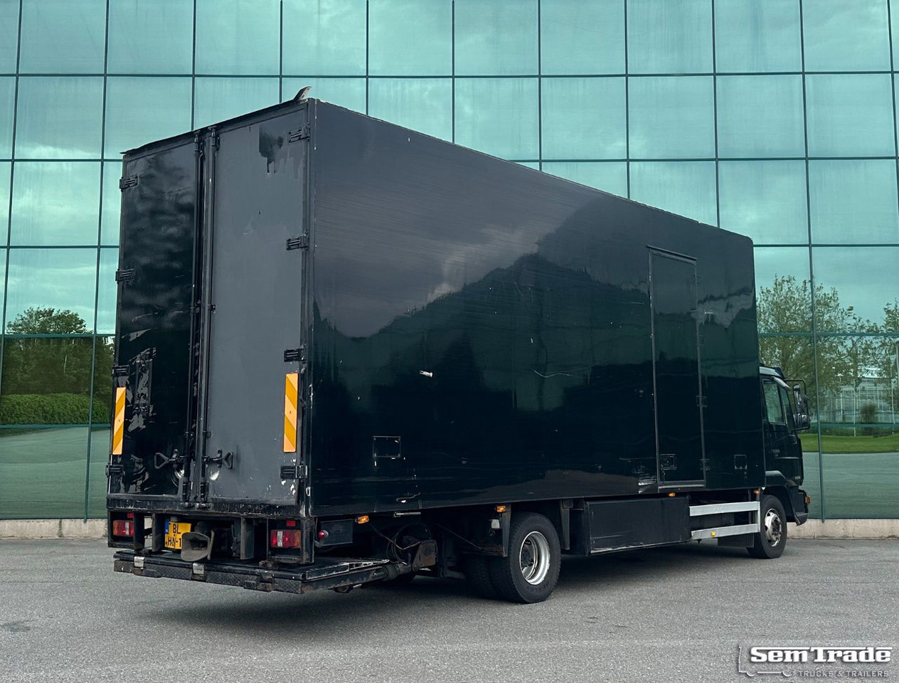 MAN LE 220C Euro 3 Isolated BOX + BOX Heater 740 x 240 x 295 CM Inside Holland Truck - Kamion sa zatvorenim sandukom: slika 4 MAN LE 220C Euro 3 Isolated BOX + BOX Heater 740 x 240 x 295 CM Inside Holland Truck - Kamion sa zatvorenim sandukom: slika 4