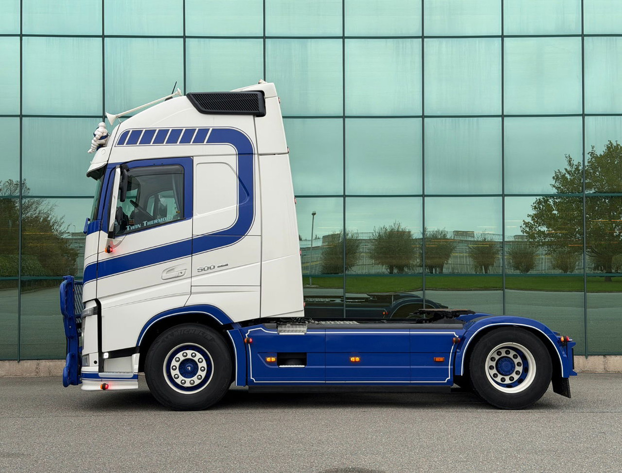 Volvo FH 500 Retarder Globetrotter XL 2x Tanks Special Interior TOP Condition NL Truck - Tegljač: slika 2 Volvo FH 500 Retarder Globetrotter XL 2x Tanks Special Interior TOP Condition NL Truck - Tegljač: slika 2
