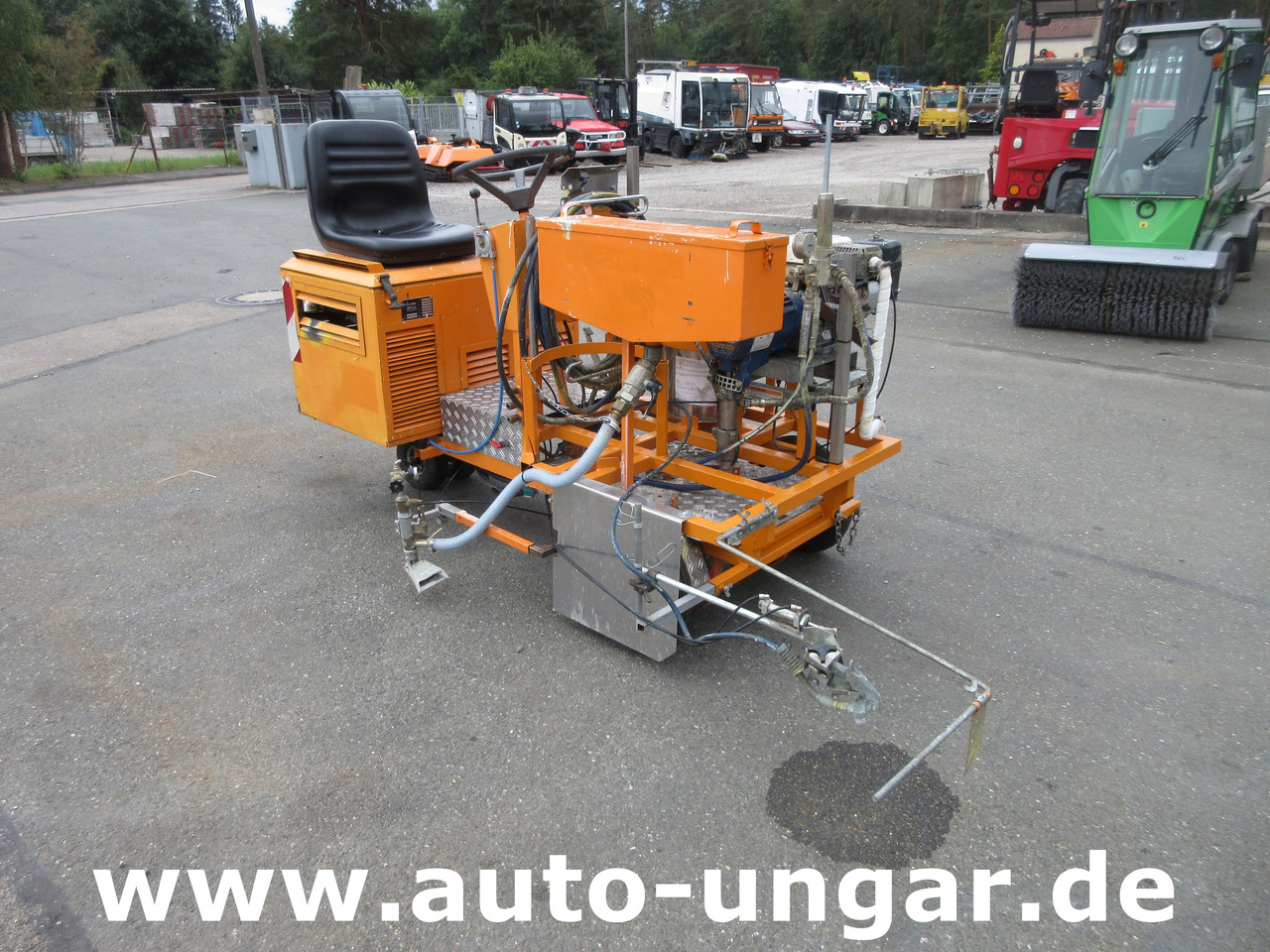 Graco LineLazer II 5900 auf Zindel VarioZet Linedriver Perlstreuer + Airless-Farb-Spritze Hofmann - Mašina za asfalt: slika 1 Graco LineLazer II 5900 auf Zindel VarioZet Linedriver Perlstreuer + Airless-Farb-Spritze Hofmann - Mašina za asfalt: slika 1