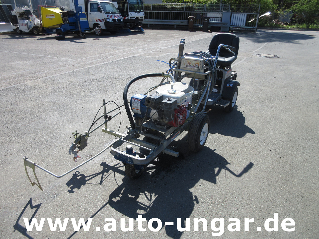 Graco LineLazer III 3900 Linedriver ride-on striper Roadmarking Straßenmarkierung - Mašina za asfalt: slika 2 Graco LineLazer III 3900 Linedriver ride-on striper Roadmarking Straßenmarkierung - Mašina za asfalt: slika 2