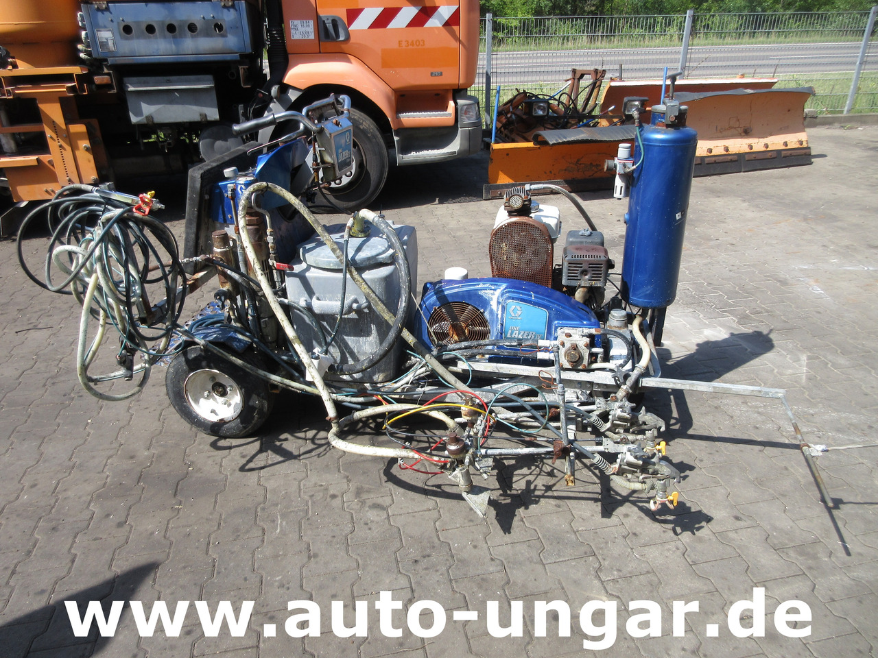 Graco LineLazer IV 250 SPS selbstfahrend Airless Perlen Roadmarking Straßenmarkierung - Mašina za asfalt: slika 1 Graco LineLazer IV 250 SPS selbstfahrend Airless Perlen Roadmarking Straßenmarkierung - Mašina za asfalt: slika 1