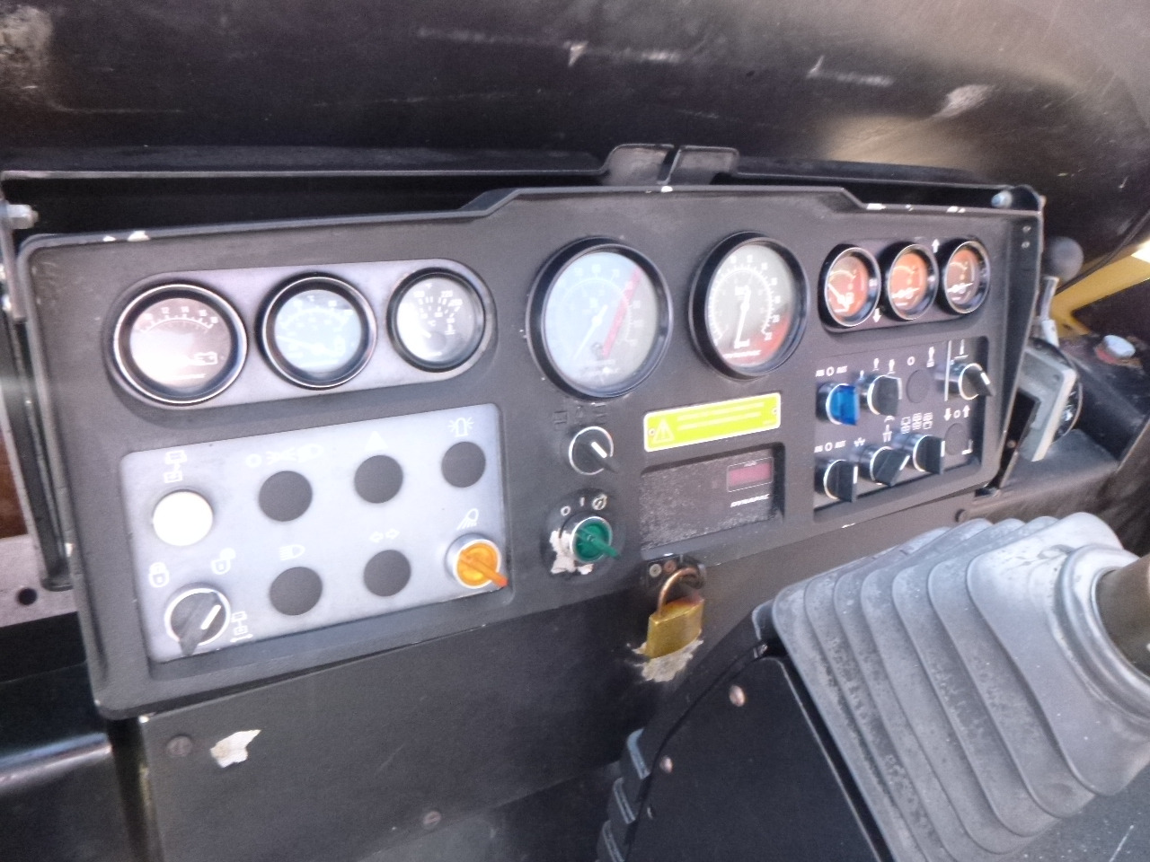 Valjak za puteve DYNAPAC CC432V: slika 30 Valjak za puteve DYNAPAC CC432V: slika 30