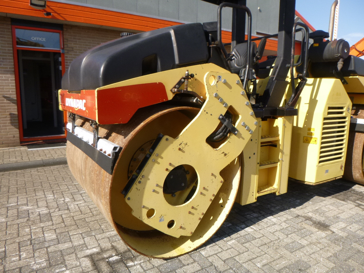 Valjak za puteve DYNAPAC CC432V: slika 12 Valjak za puteve DYNAPAC CC432V: slika 12