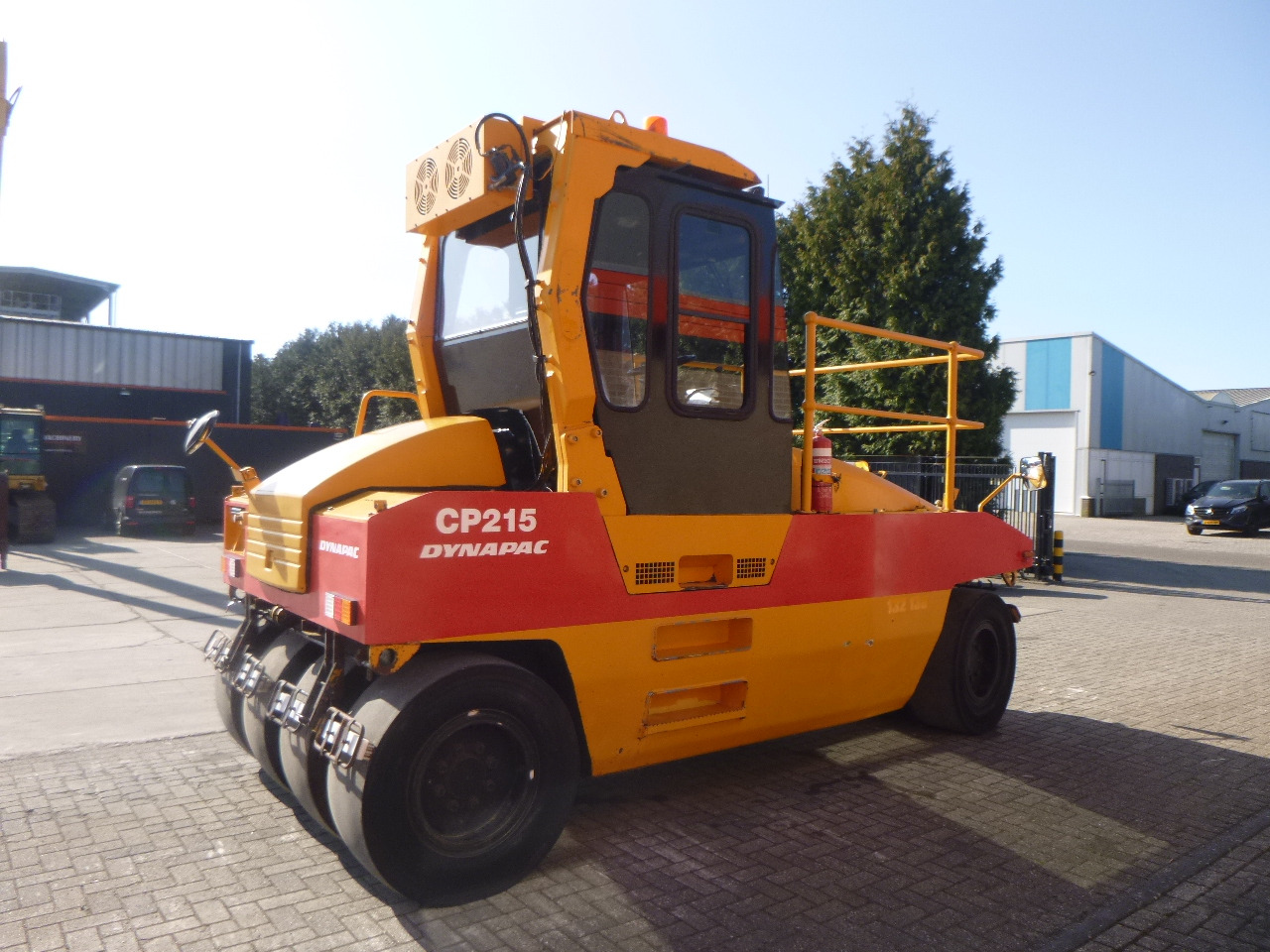 DYNAPAC CP215(HITACHI) - Pneumatski valjak: slika 5 DYNAPAC CP215(HITACHI) - Pneumatski valjak: slika 5